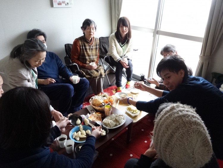 Salon at Rikuzentakata reconstruction assistance liaison meetings. Utilizing the temporary housing meeting space, many temporary housing residents take part.  (Photo courtesy of Rikuzentakata Reconstruction Assistance Liaison Committee)