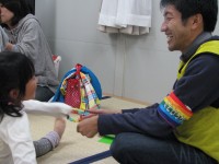 柴田さんは「こどもと遊ぶとやっぱり癒される」と語る