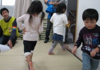 仮設住宅の外からも子どもたちが自然と集まり、地域のコミュニティがつながり始めている。